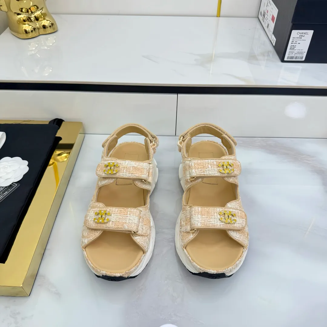 👟👟Ex-factory price 640👟👟 Top version... Chanel｜Chanel Xiaoxiang Velcro Beach Slippers Slippers Casual Beach Shoes 25ss Spring and Summer New Style! Beach shoes are a hit all over the internet! The latest model from the counter, I am still willing to buy it on my feet. It must be ranked among the most popular models. It is invincible in all seasons. Various bloggers and Internet celebrities can see the matching styles. Highly recommended. Pearlescent sheepskin upper, sheepskin lining, suede for feet. Original open-molded TPU outsole size: 35-40 (customized for 40 and 41). Full set of original packaging 👉 👉 👉